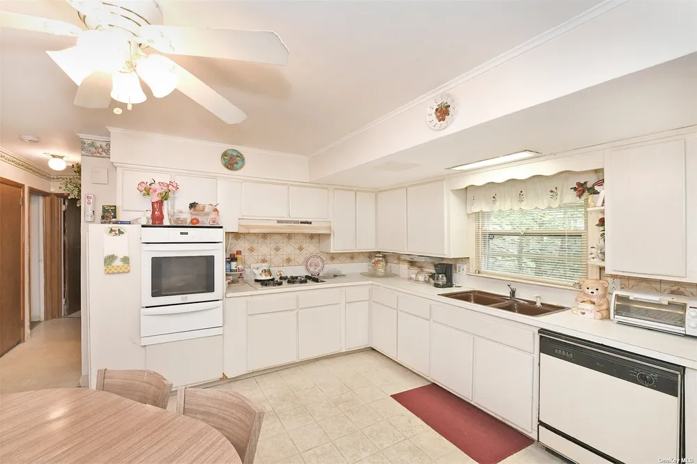 139 Hawthorne St, Mastic, NY 11950