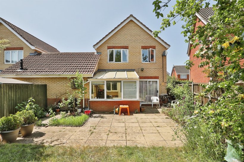 Mallow Way, Wymondham 3 bedroom detached house William H Brown