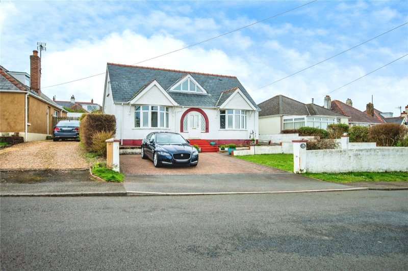 3 bedroom property for sale in Hayston Avenue, Hakin, Milford Haven