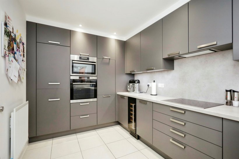 Marlow Drive, Hailsham 3 bedroom terraced house Fox & Sons