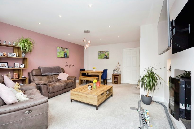 Marlow Drive, Hailsham 3 bedroom terraced house Fox & Sons