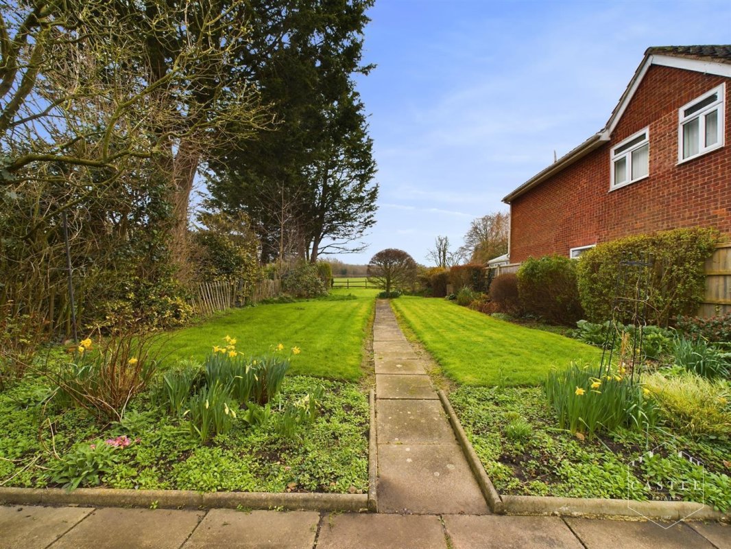 3 bedroom property for sale in High Lees, Sharnford, Hinckley Offers in the region of £275,000