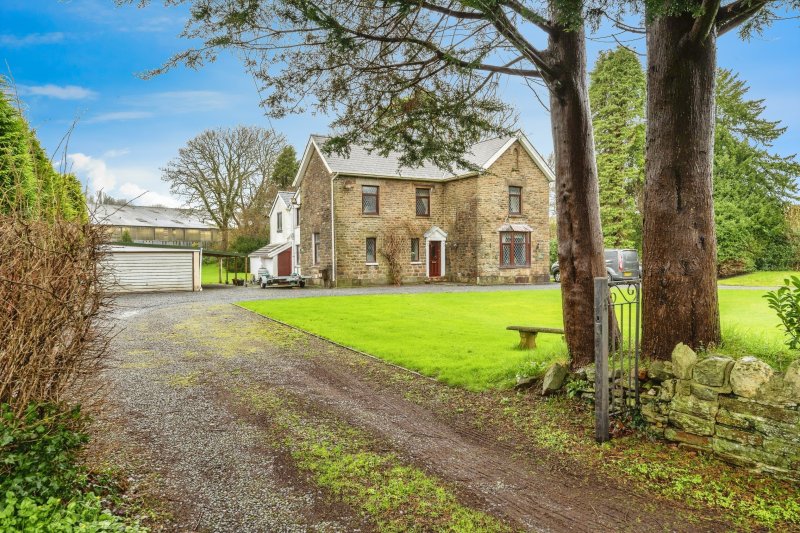 4 bedroom property for sale in Mwrwg Road, Llangennech, Llanelli