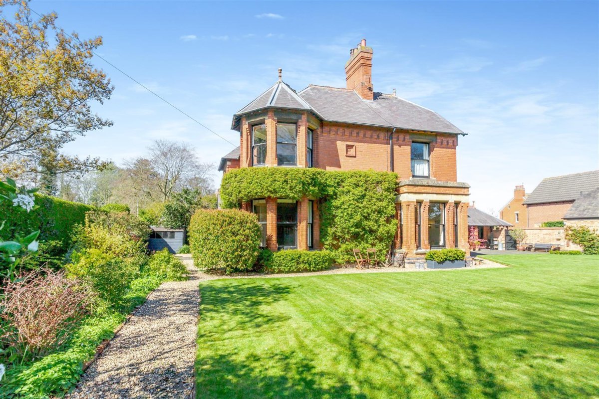 6 bedroom property for sale in Sandy Lane, Melton Mowbray Offers in