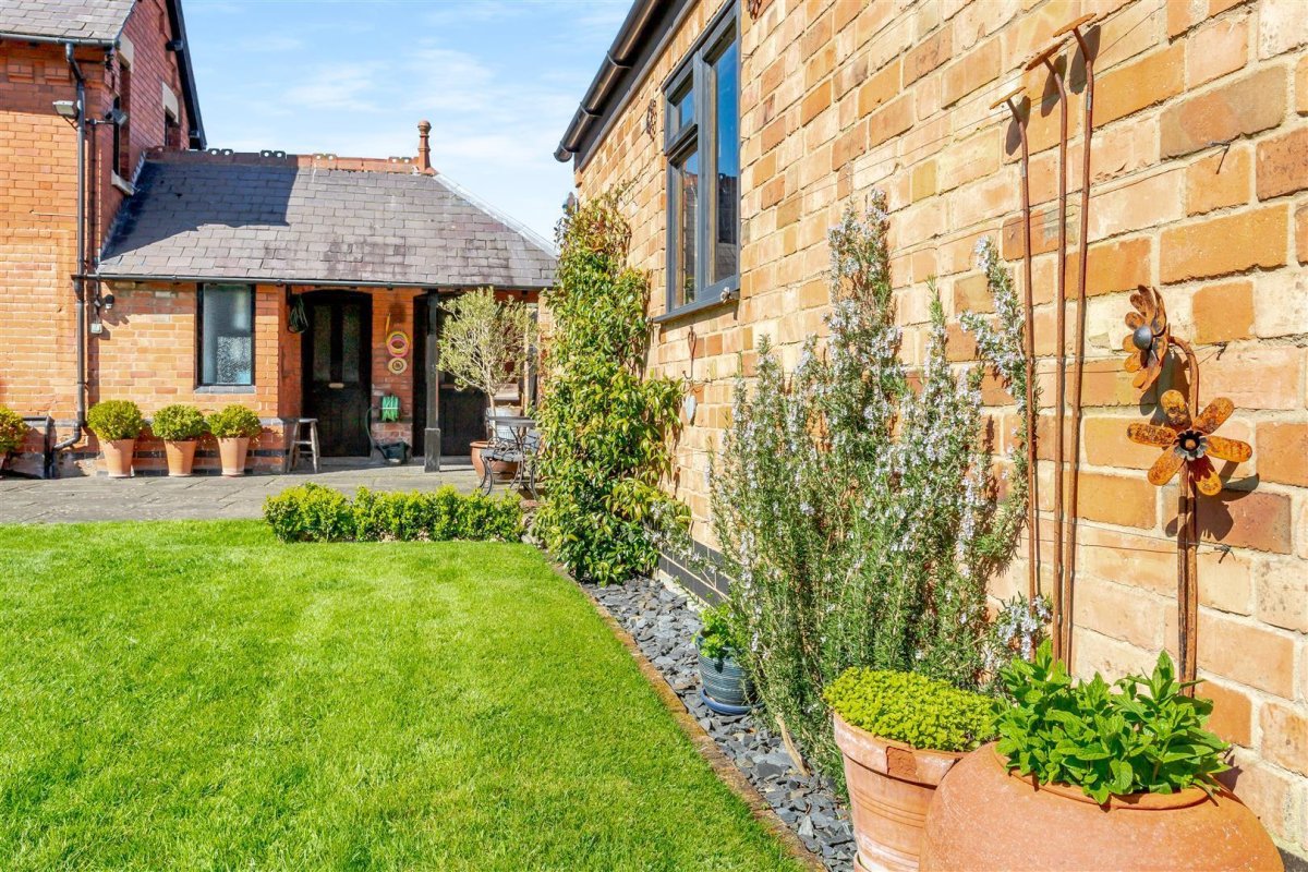 6 bedroom property for sale in Sandy Lane, Melton Mowbray Offers in