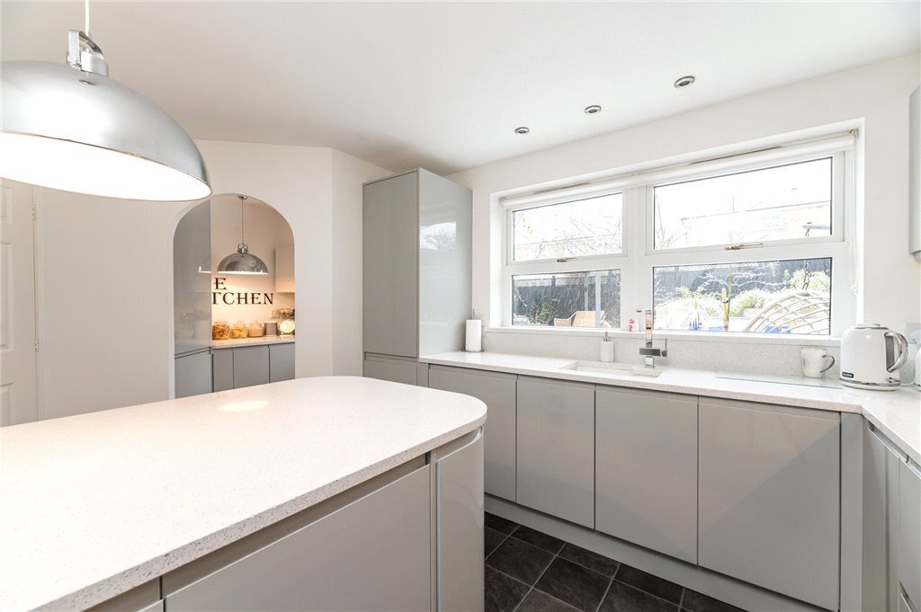 4 bedroom property for sale in Swan Avenue, Gilstead, Bingley, BD16