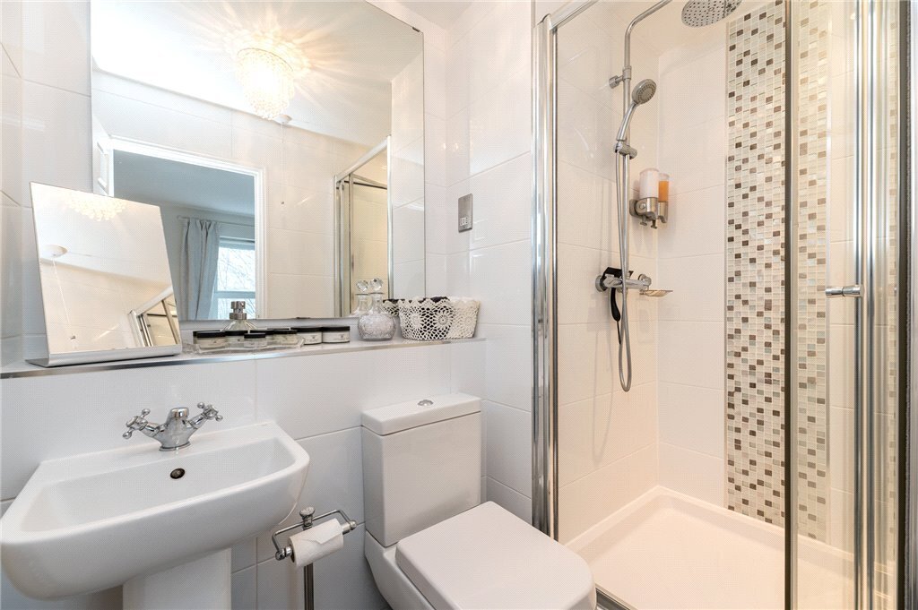 4 bedroom property for sale in Swan Avenue, Gilstead, Bingley, BD16