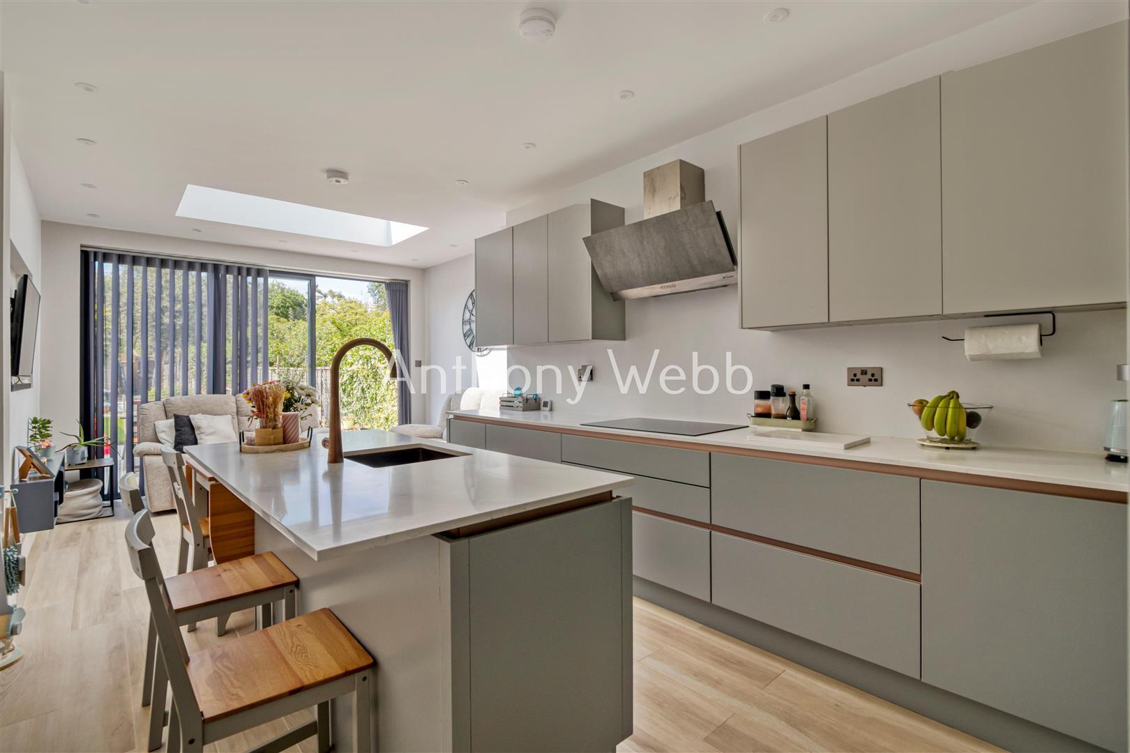 2 bedroom property for sale in Lightcliffe Road, Palmers Green, London