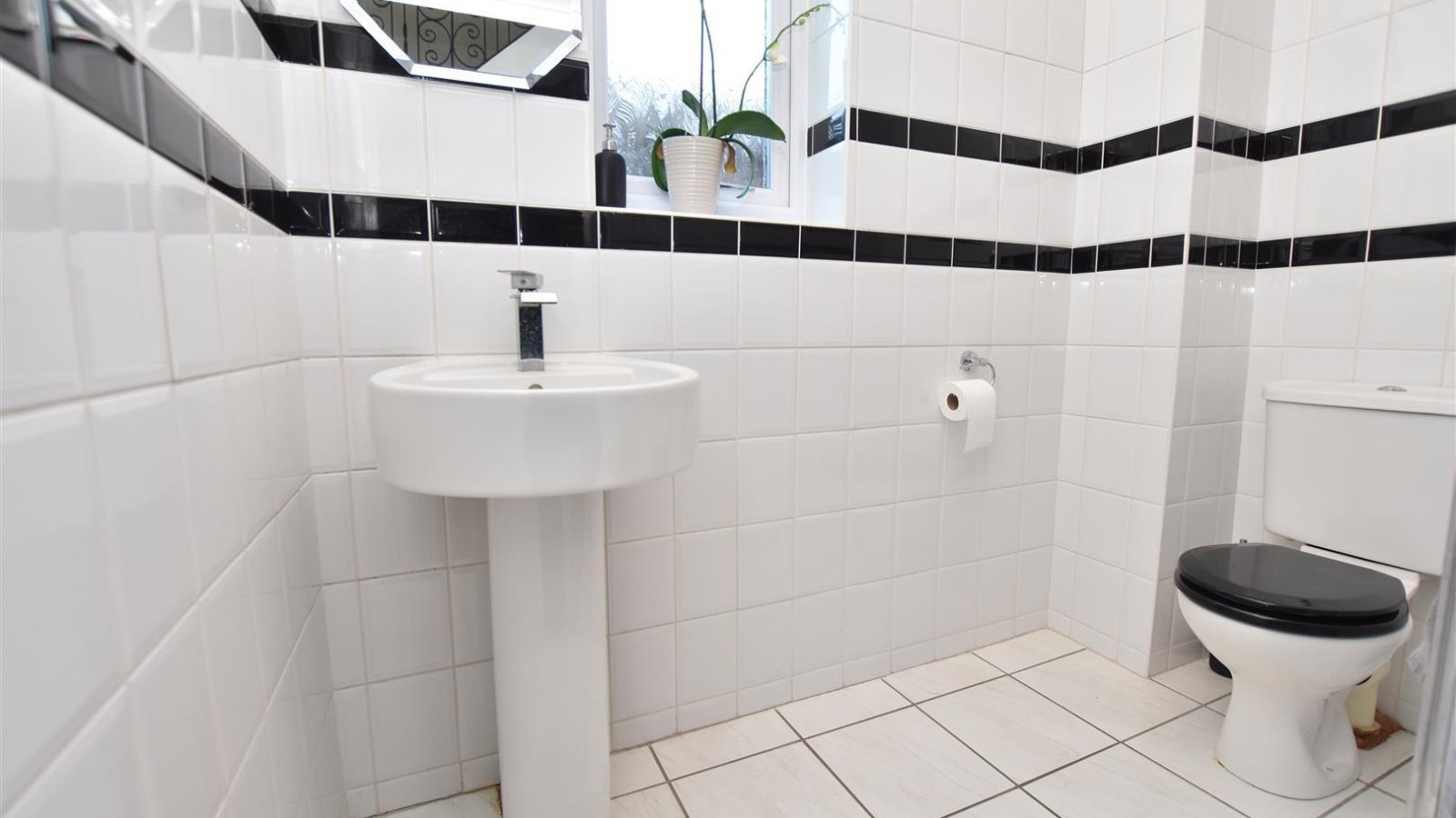 3 bedroom property for sale in Church Parade, Canvey Island Offers in