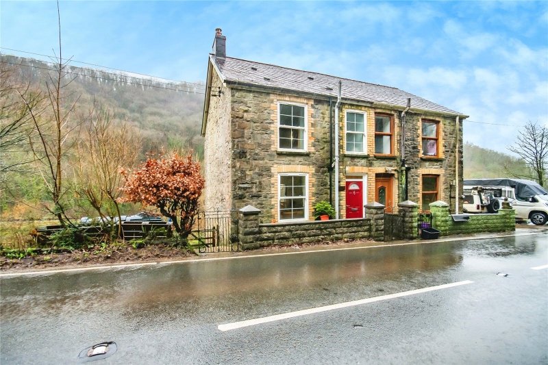 2 bedroom property for sale in Bronwydd Arms, Carmarthen