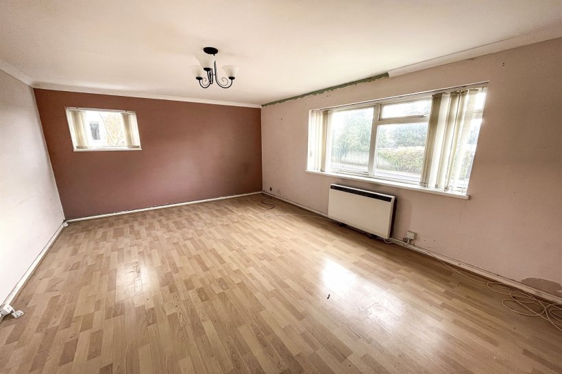 Springfield Road, Linslade, Leighton Buzzard 2 bedroom flat Brown