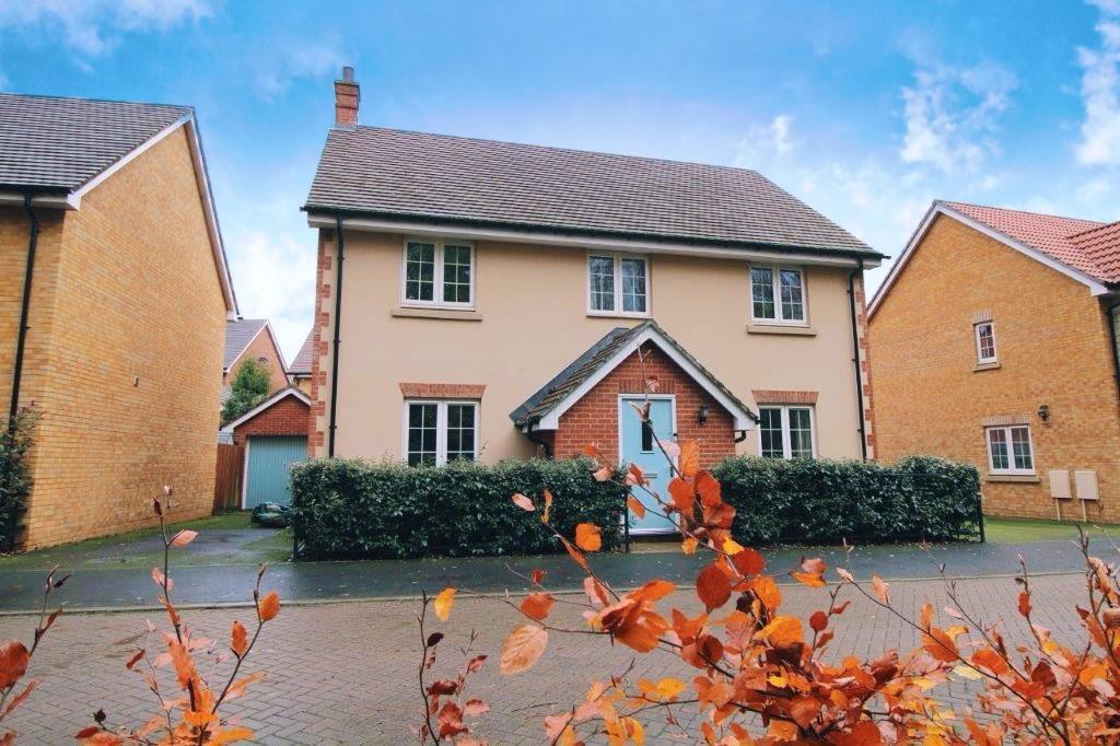 4 bedroom property for sale in Carisbrooke Way, Daventry £435,000