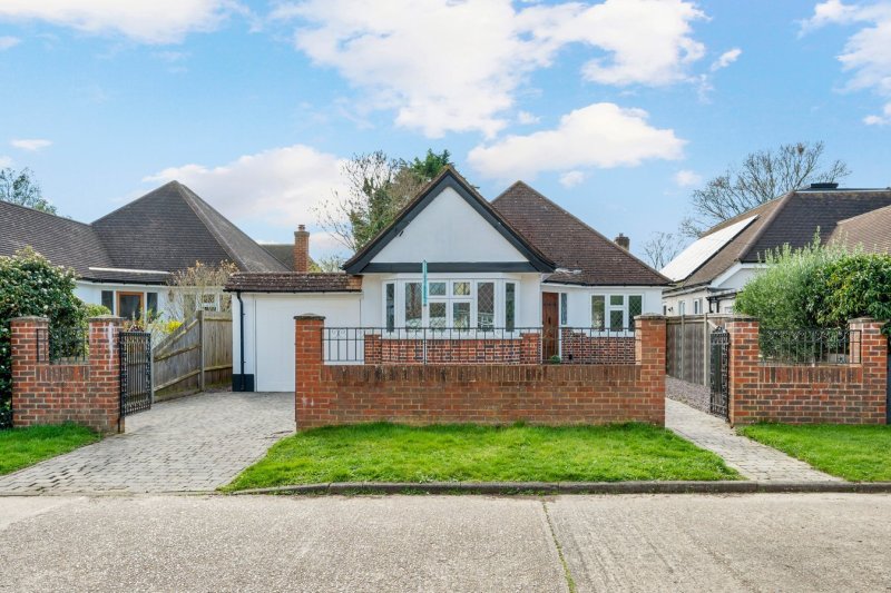 3 bedroom property for sale in Crofton Avenue, WALTONONTHAMES, KT12