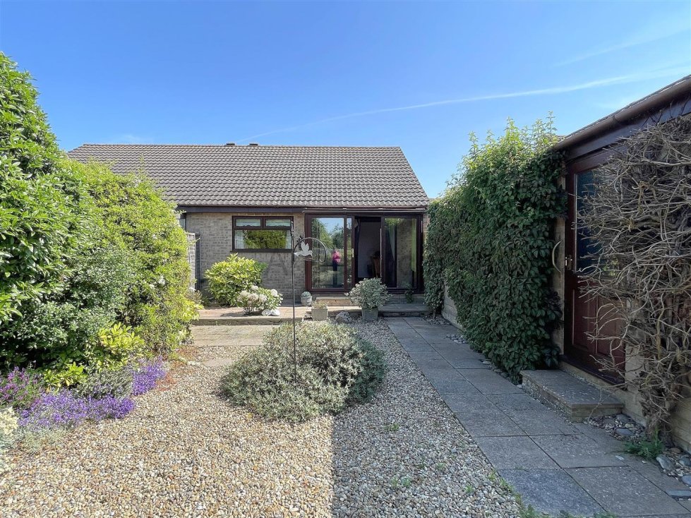 2 bedroom property for sale in Smiths Walk, Oulton Broad, Lowestoft