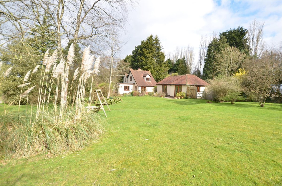 2 bedroom property for sale in South Godstone, Surrey Price on