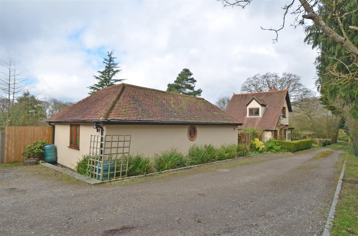 2 bedroom property for sale in South Godstone, Surrey Price on