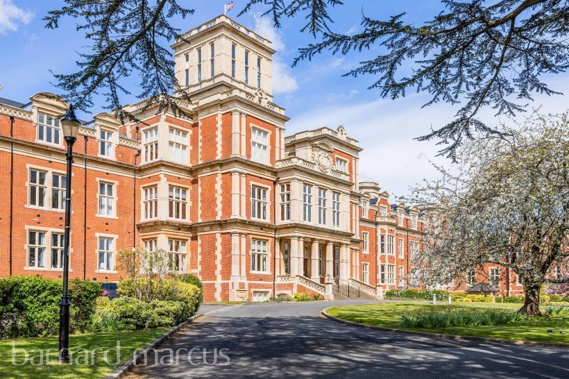 Royal Earlswood Park, Redhill 1 bedroom flat Manners & Harrison