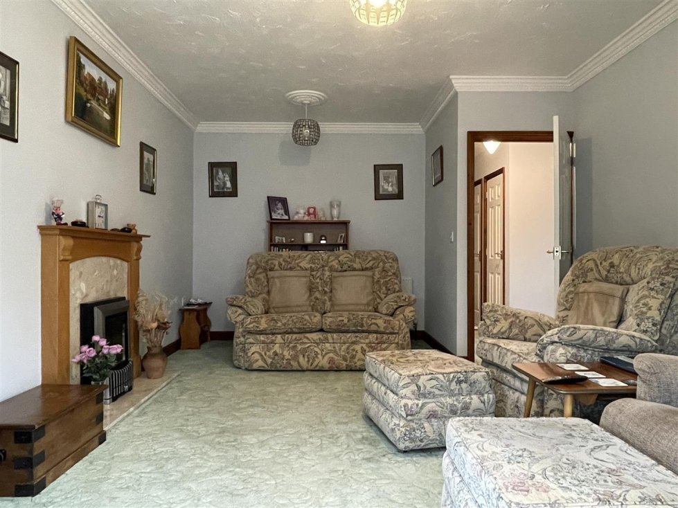 3 bedroom property for sale in Fallowfields, Oulton, Lowestoft £260,000