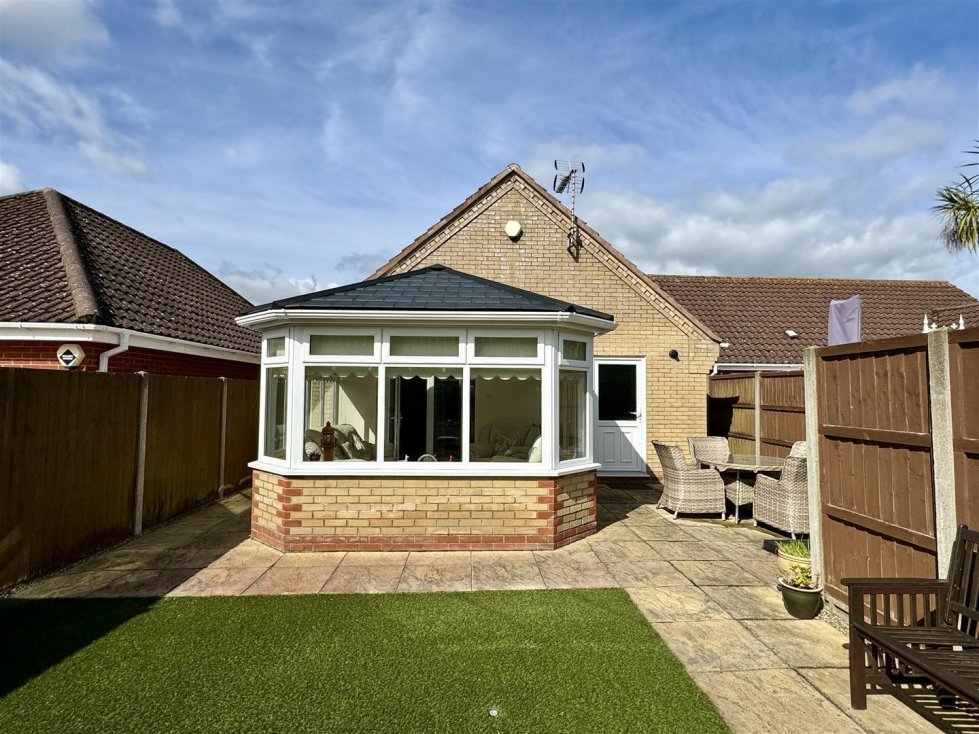 3 bedroom property for sale in Fallowfields, Oulton, Lowestoft £260,000