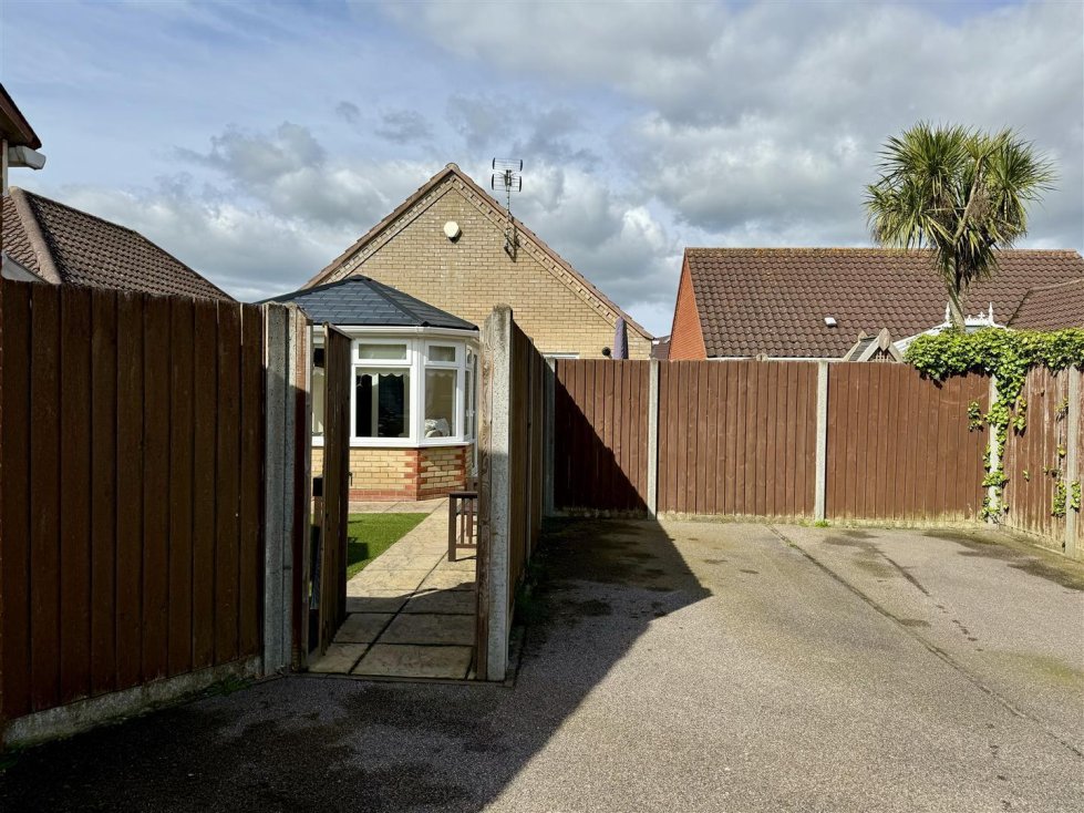 3 bedroom property for sale in Fallowfields, Oulton, Lowestoft £260,000