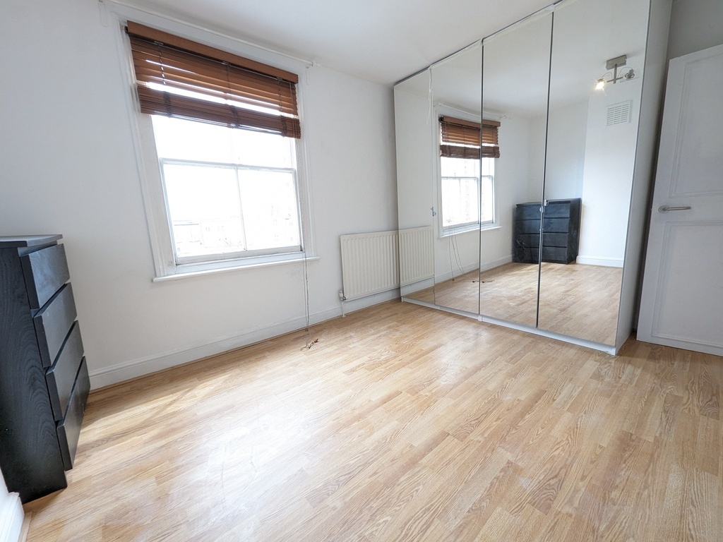 BRIGHT TOP FLOOR ONE BEDROOM FLAT  TO LET  AINGER ROAD  PRIMROSE HILL  NW3 Image 2
