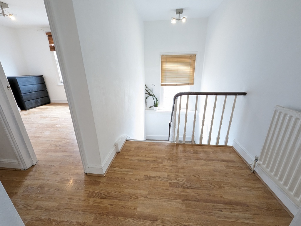 BRIGHT TOP FLOOR ONE BEDROOM FLAT  TO LET  AINGER ROAD  PRIMROSE HILL  NW3 Image 3