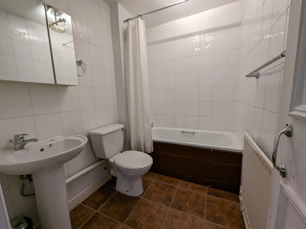 BRIGHT TOP FLOOR ONE BEDROOM FLAT  TO LET  AINGER ROAD  PRIMROSE HILL  NW3 Image 4