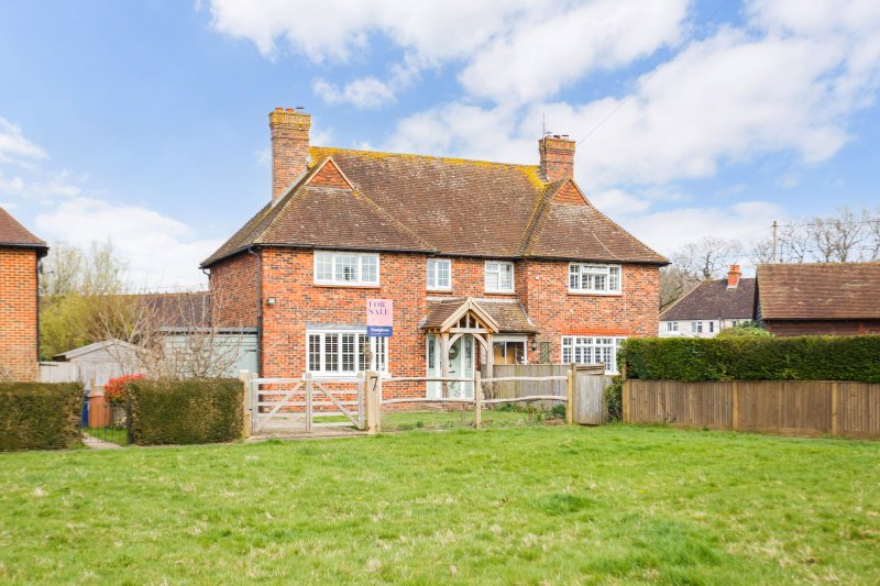 3 bedroom property for sale in Dunsfold Road, Cranleigh, GU6 Guide