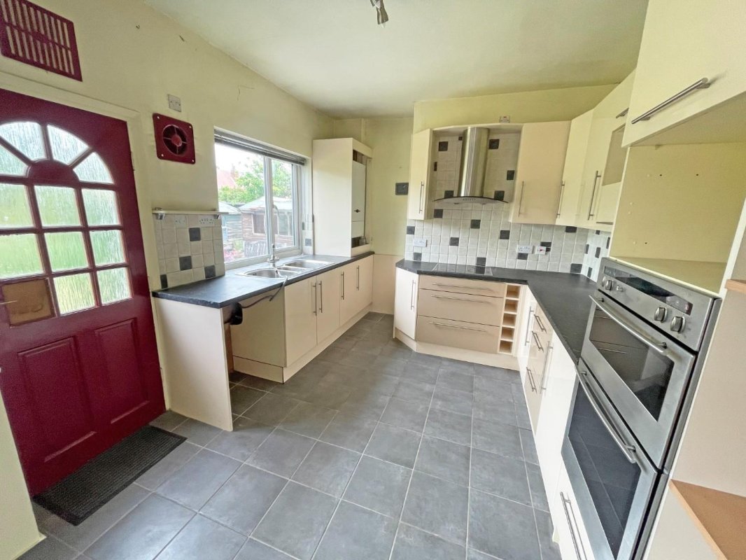 3 bedroom property for sale in Glenfield Road, Western Park, Leicester