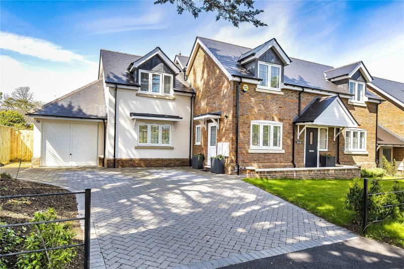 4 bedroom property for sale in Paddock Gardens, Lymington, Hampshire