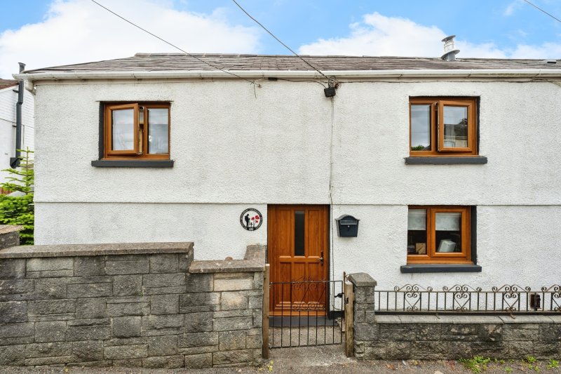 2 bedroom property for sale in Castle Street, Loughor, Swansea, SA4 £