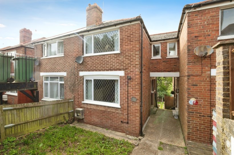 Oakfield Road, Hastings 2 bedroom link detached house Barnard Marcus