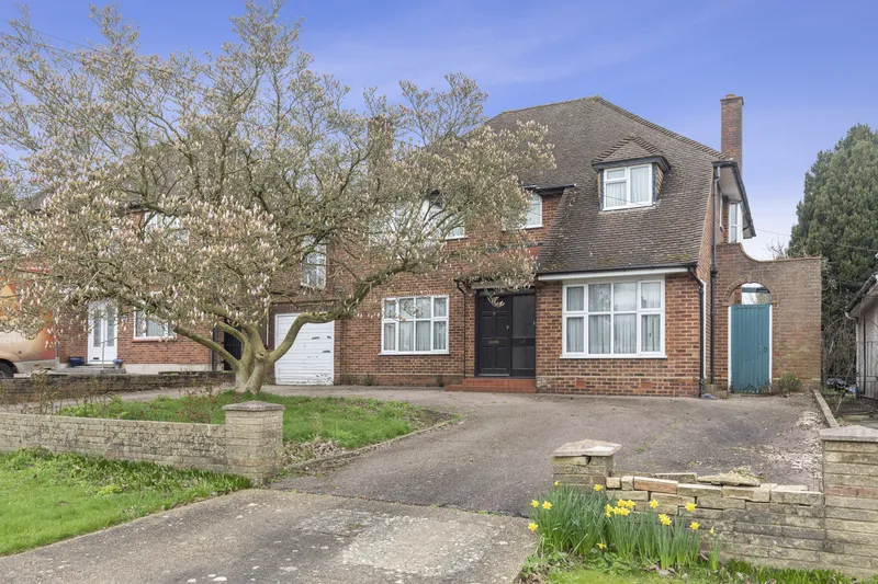 4 bedroom property for sale in Glanleam Road, Stanmore, HA7 Guide