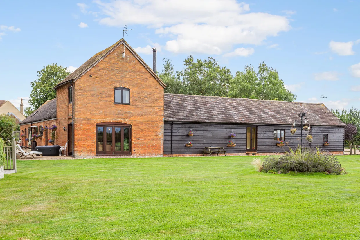 Berryfields Gated Road, Quarrendon, HP22 photo 2