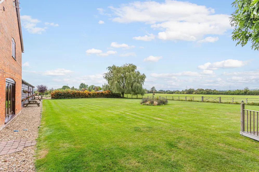 Berryfields Gated Road, Quarrendon, HP22 photo 4