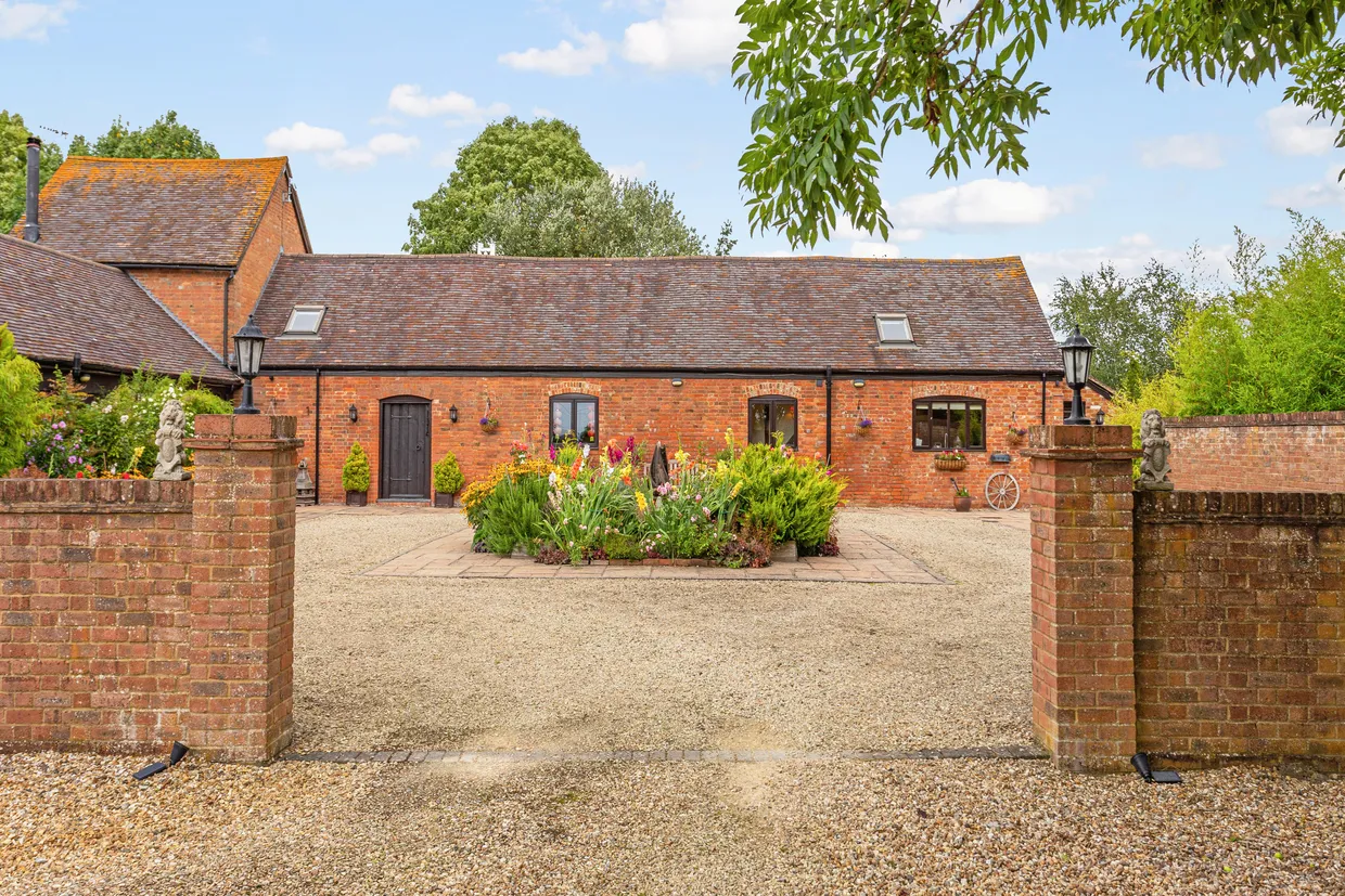 Berryfields Gated Road, Quarrendon, HP22 photo 19