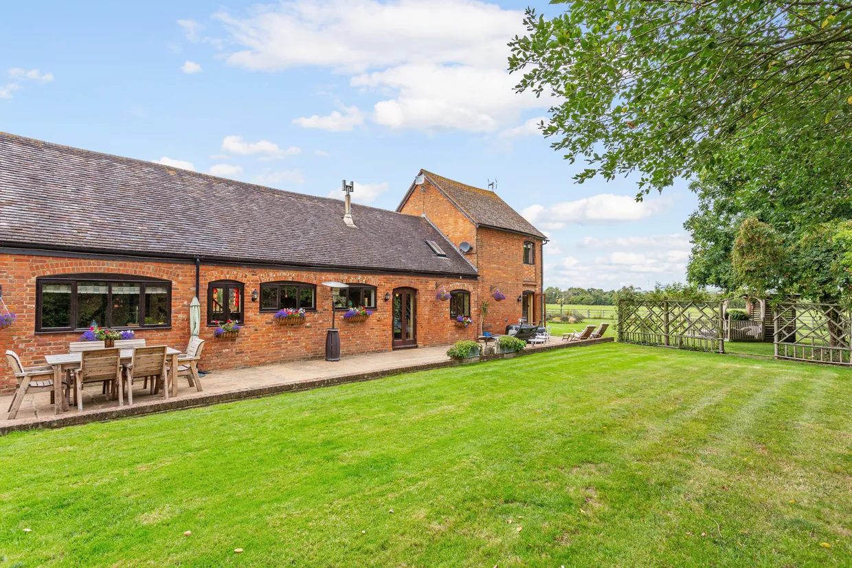 Berryfields Gated Road, Quarrendon, HP22 photo 23