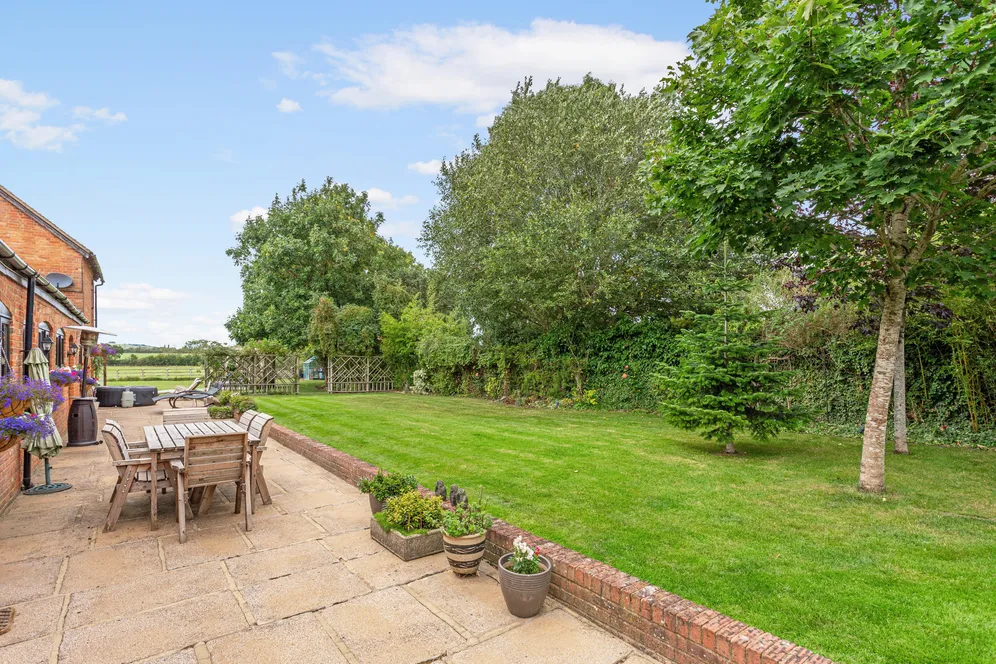 Berryfields Gated Road, Quarrendon, HP22 photo 27