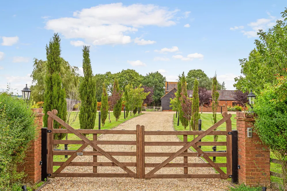 Berryfields Gated Road, Quarrendon, HP22 photo 32