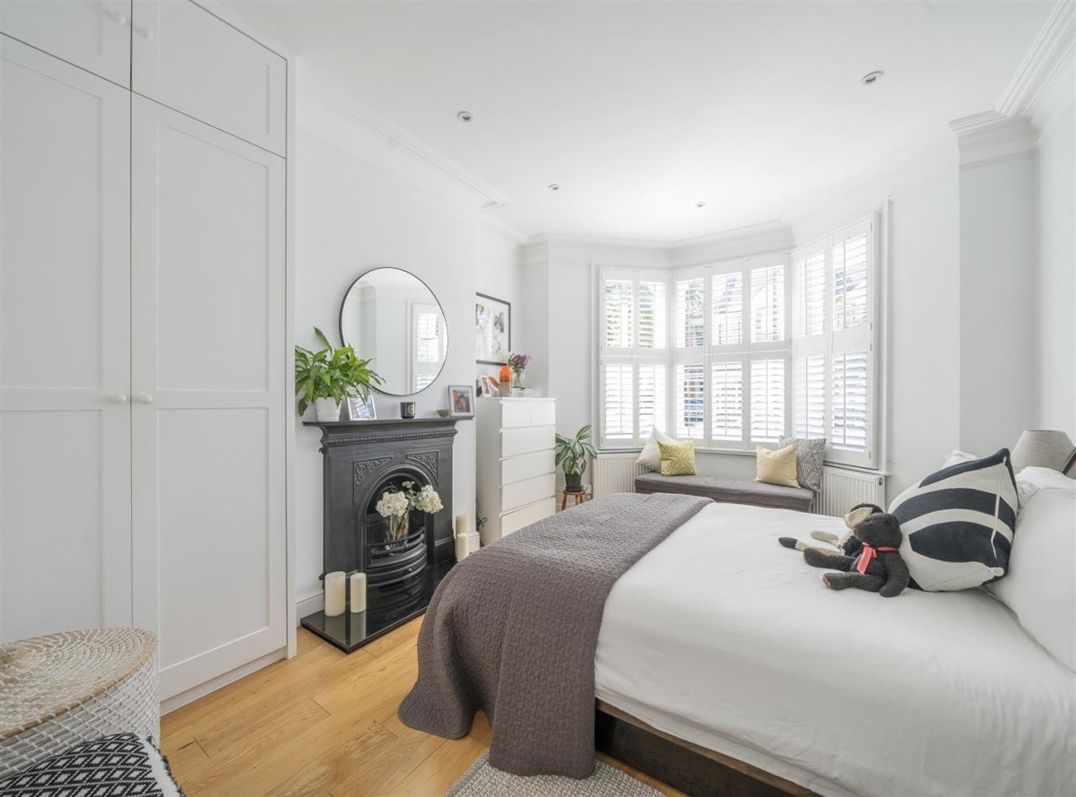 2 bedroom property for sale in Kings Road, London, NW10 £600,000