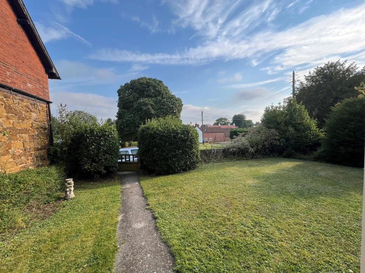 HILLSIDE FARMHOUSE, GRIMSTON