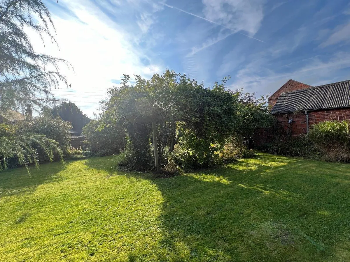 HILLSIDE FARMHOUSE, GRIMSTON