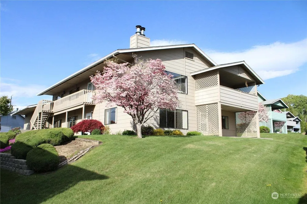 1352 Eastmont Ave, East Wenatchee, WA 98802