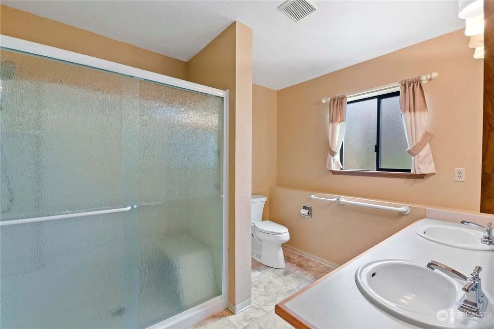 1352 Eastmont Ave, East Wenatchee, WA 98802