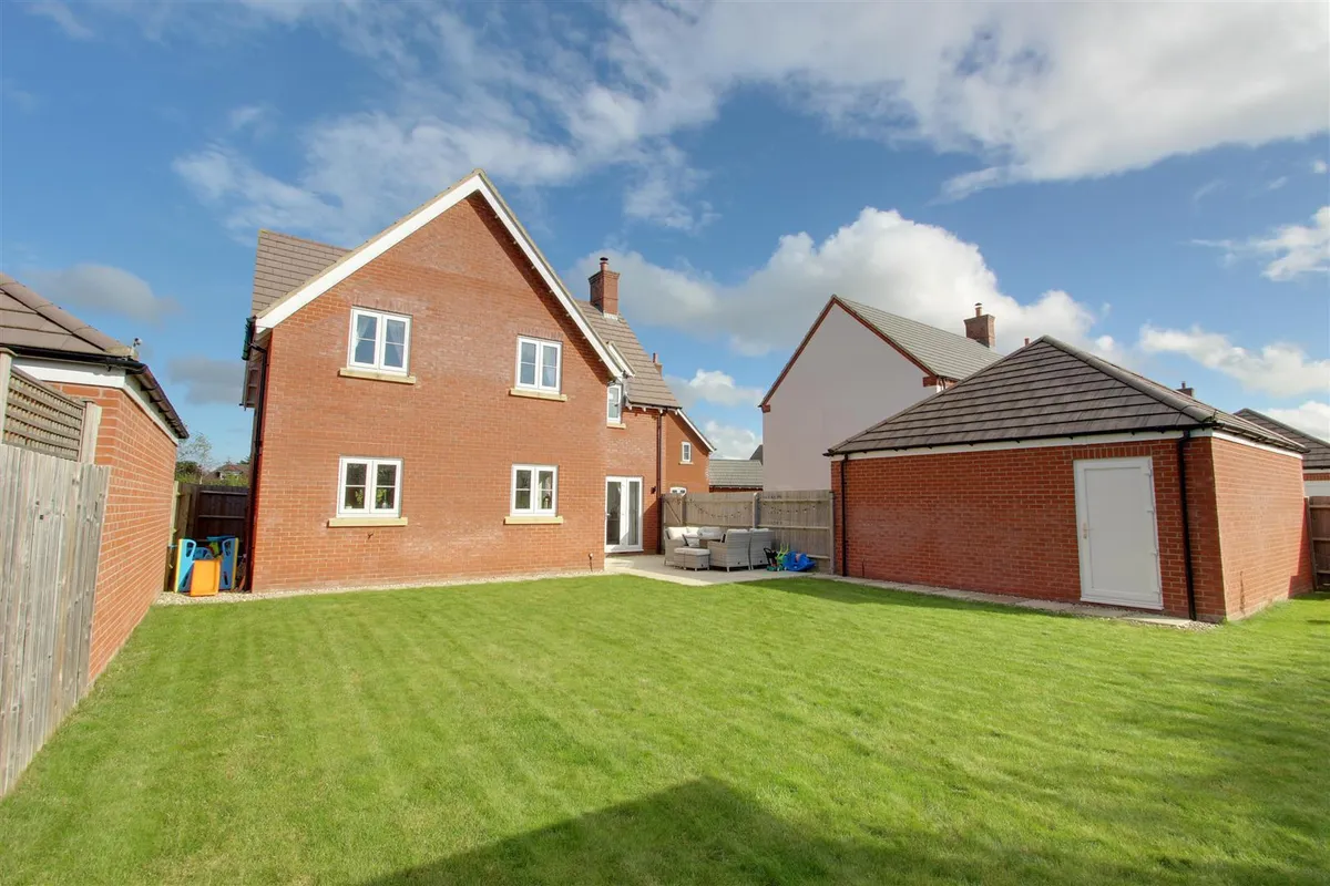 4 bedroom property for sale in Rushington Meadow, Weston Turville ...