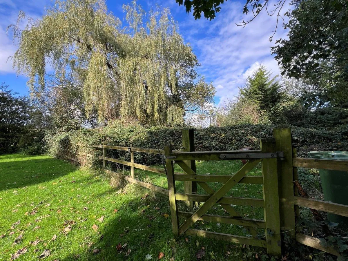 THE WILLOWS, DALBY ROAD, NETHER BROUGHTON