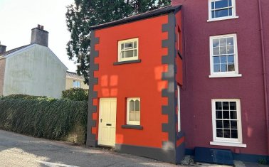 1 Heol Dyrfal, Llangadog, Carmarthenshire.