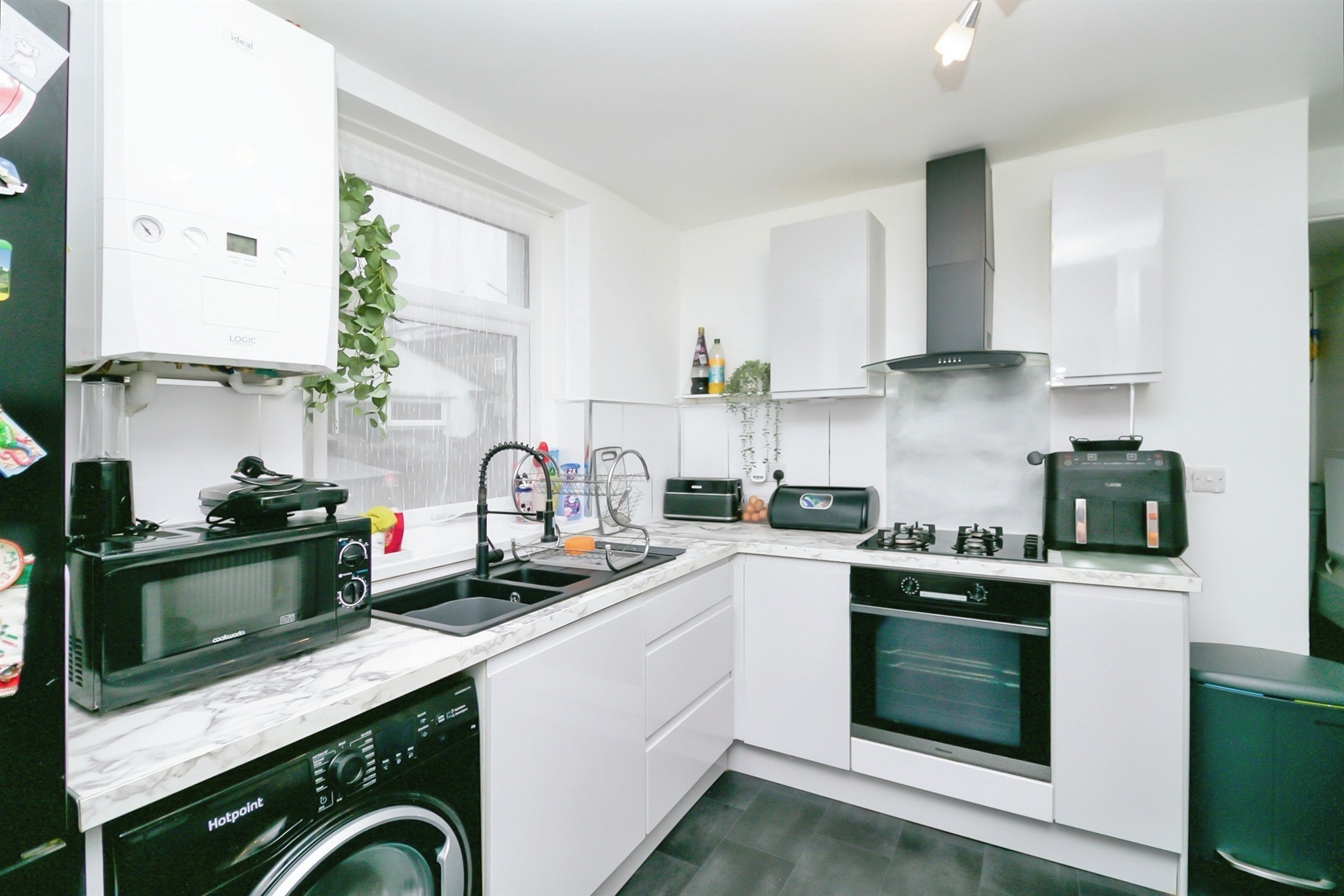 3 bedroom property for sale in Plassey Street, Penarth £325,000