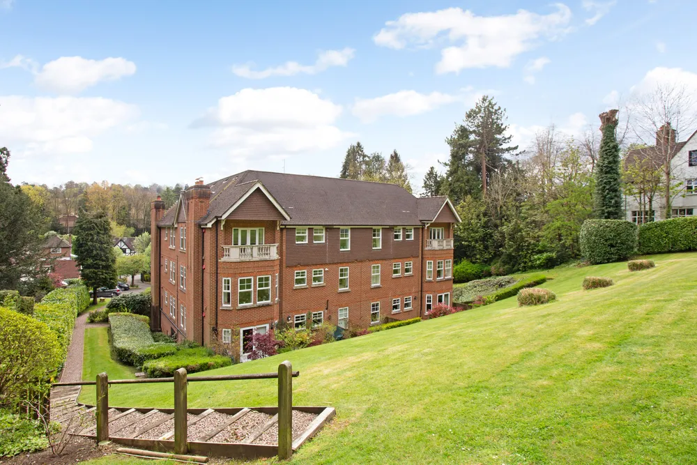 Harestone Valley Road, Caterham, CR3