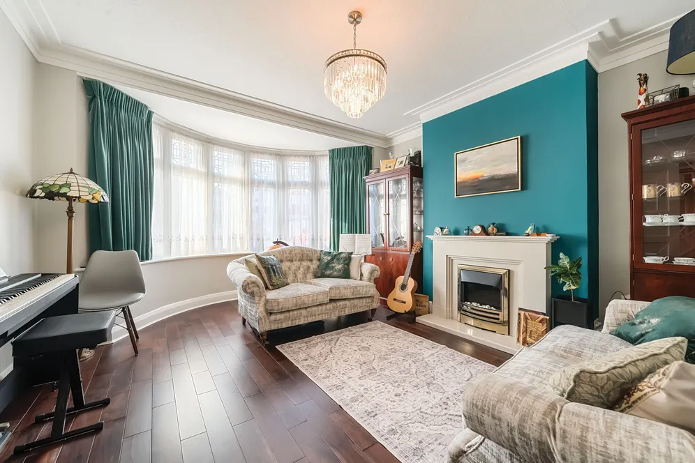 Brycedale Crescent, Southgate, N14 photo 3